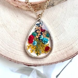 💧💐Handcrafted Teardrop Flower Necklace